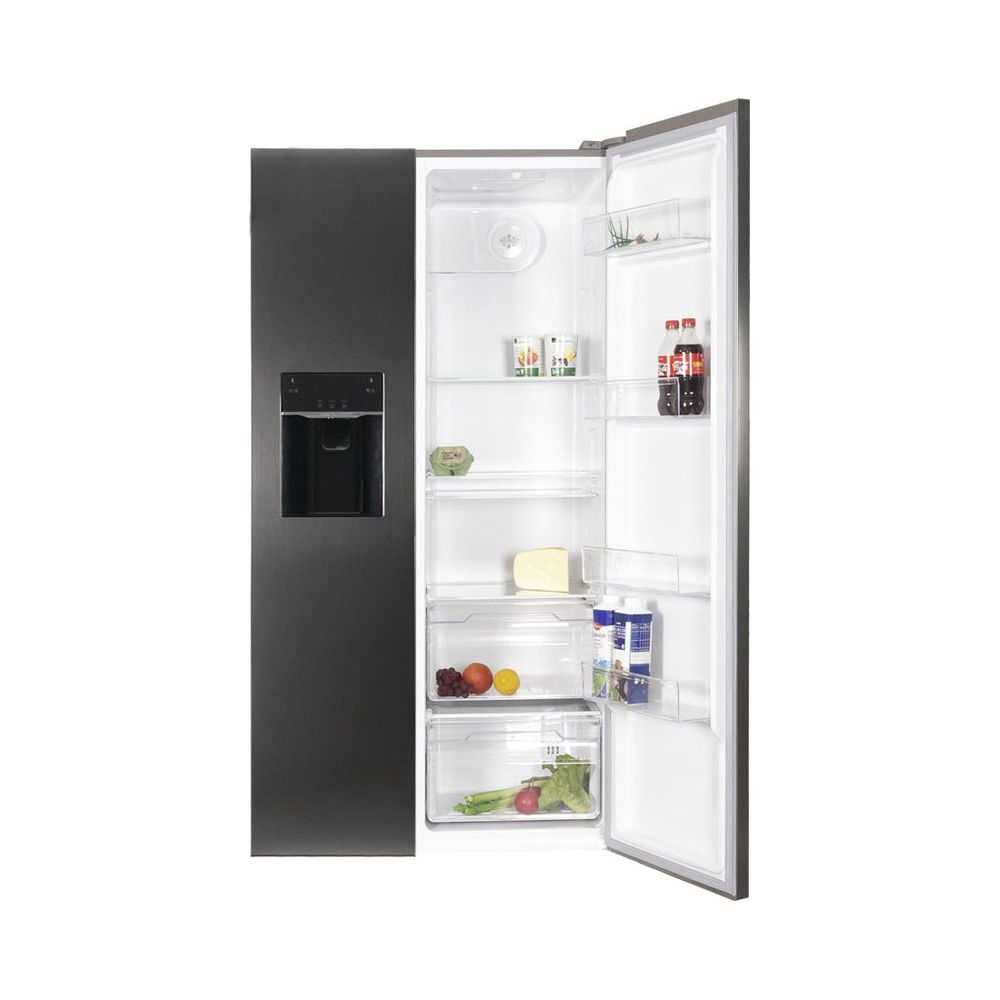 Ein offener Kühlschrank mit Lebensmitteln wie Obst, Gemüse, Käse und Getränken.