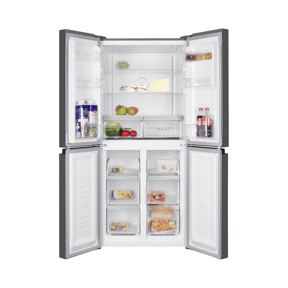 Ein offener Kühlschrank mit Lebensmitteln wie Obst, Gemüse, Käse, Flaschen und gefrorenen Lebensmitteln.