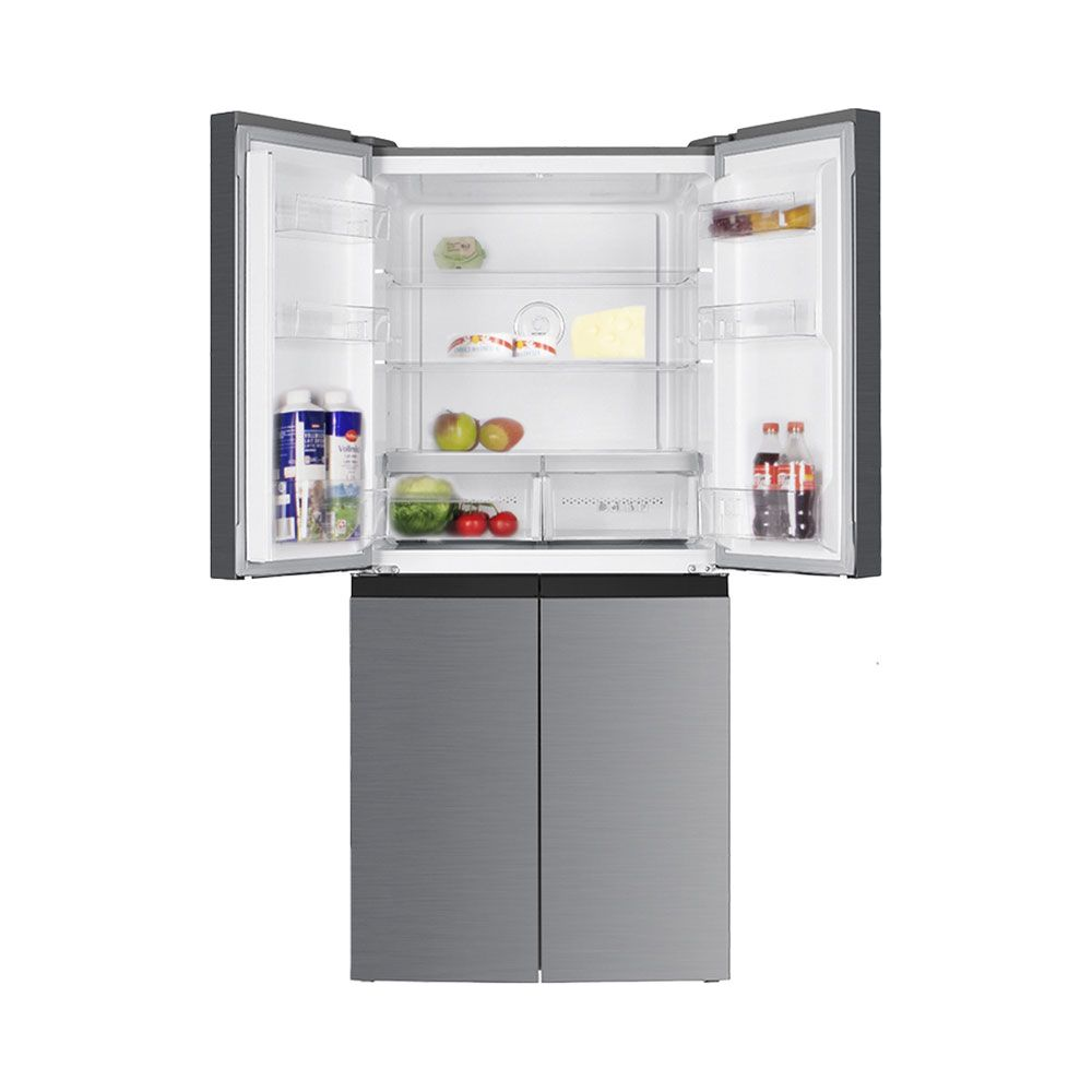 Offener Kühlschrank mit Lebensmitteln: Äpfel, Tomaten, Käse, Getränke.