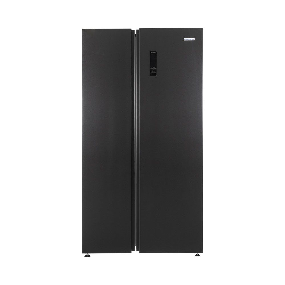 Ein schwarzer Kühlschrank mit zwei Türen steht auf weißem Hintergrund.