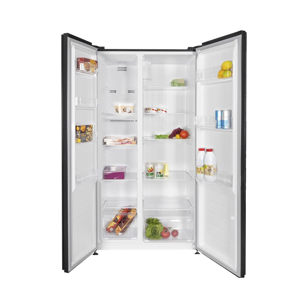 Ein offener schwarzer Kühlschrank mit Lebensmitteln auf den Regalen.