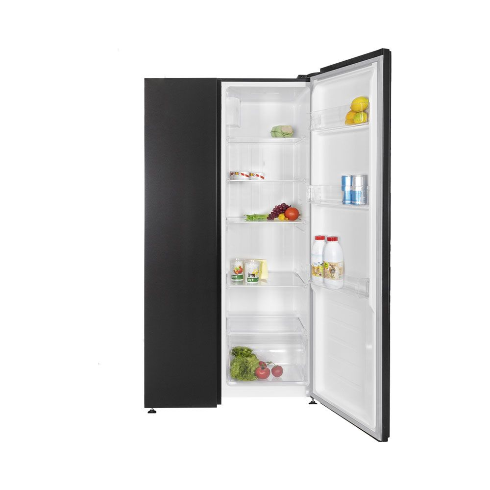 Offener schwarzer Kühlschrank mit Lebensmitteln auf den Regalen.