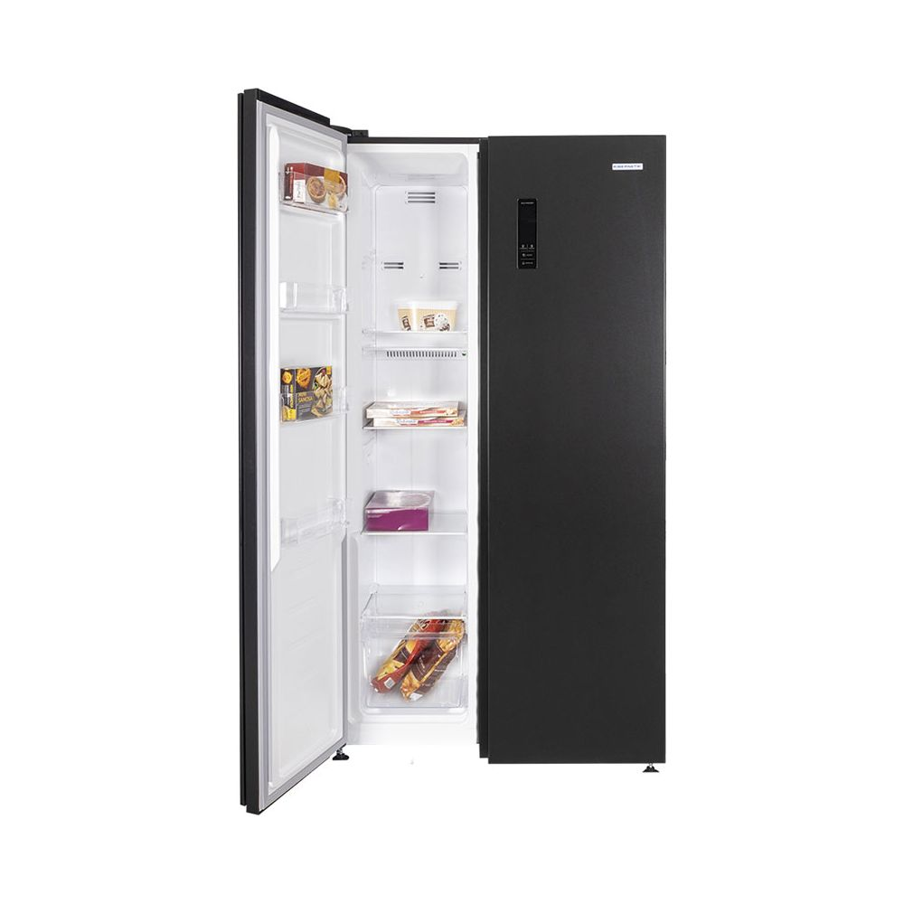 Ein schwarzer Kühlschrank mit geöffneter Tür, gefüllt mit Lebensmitteln.