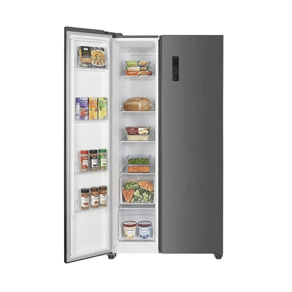Ein offener, grauer Kühlschrank mit Lebensmitteln auf beiden Seiten.