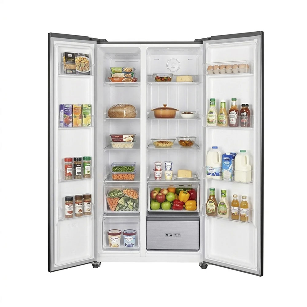 Ein offener Kühlschrank mit Lebensmitteln auf mehreren Regalen, darunter Obst, Gemüse und Milch.