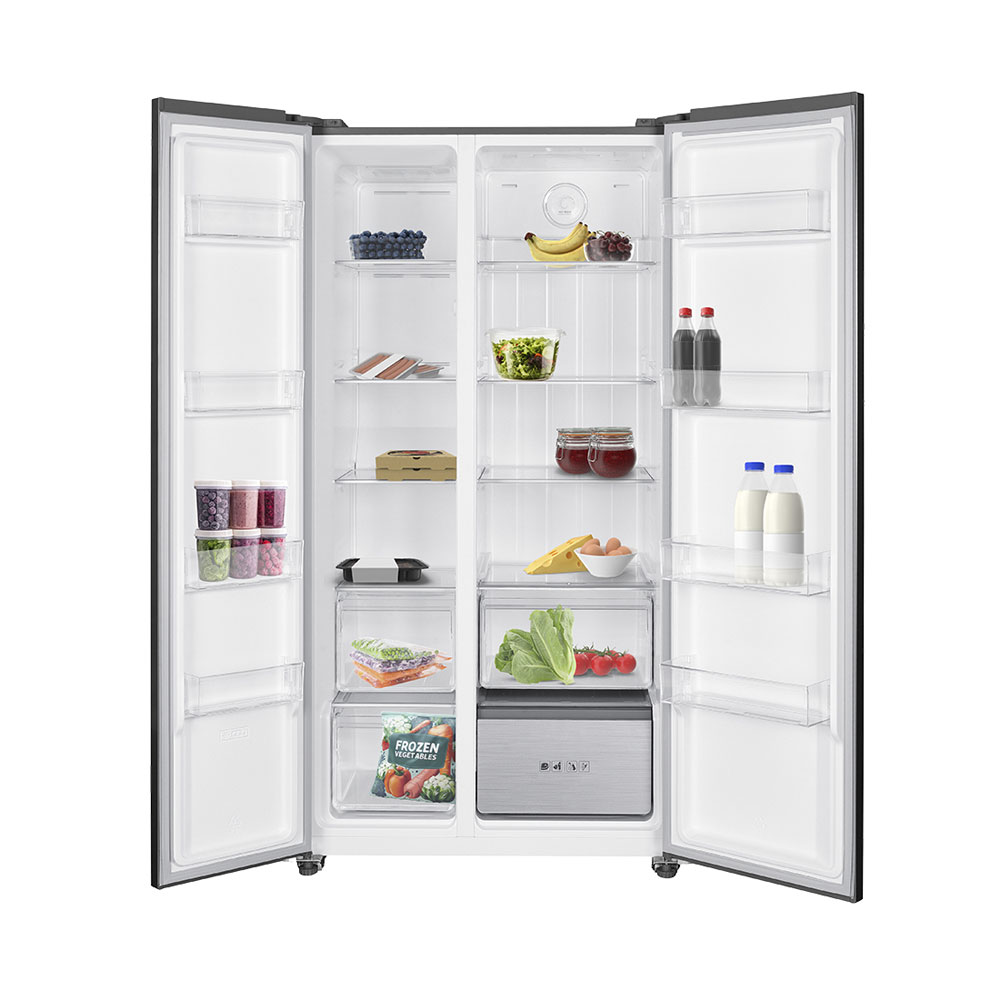 Ein offener Kühlschrank mit Lebensmitteln wie Beeren, Bananen, Salat und Eiern.