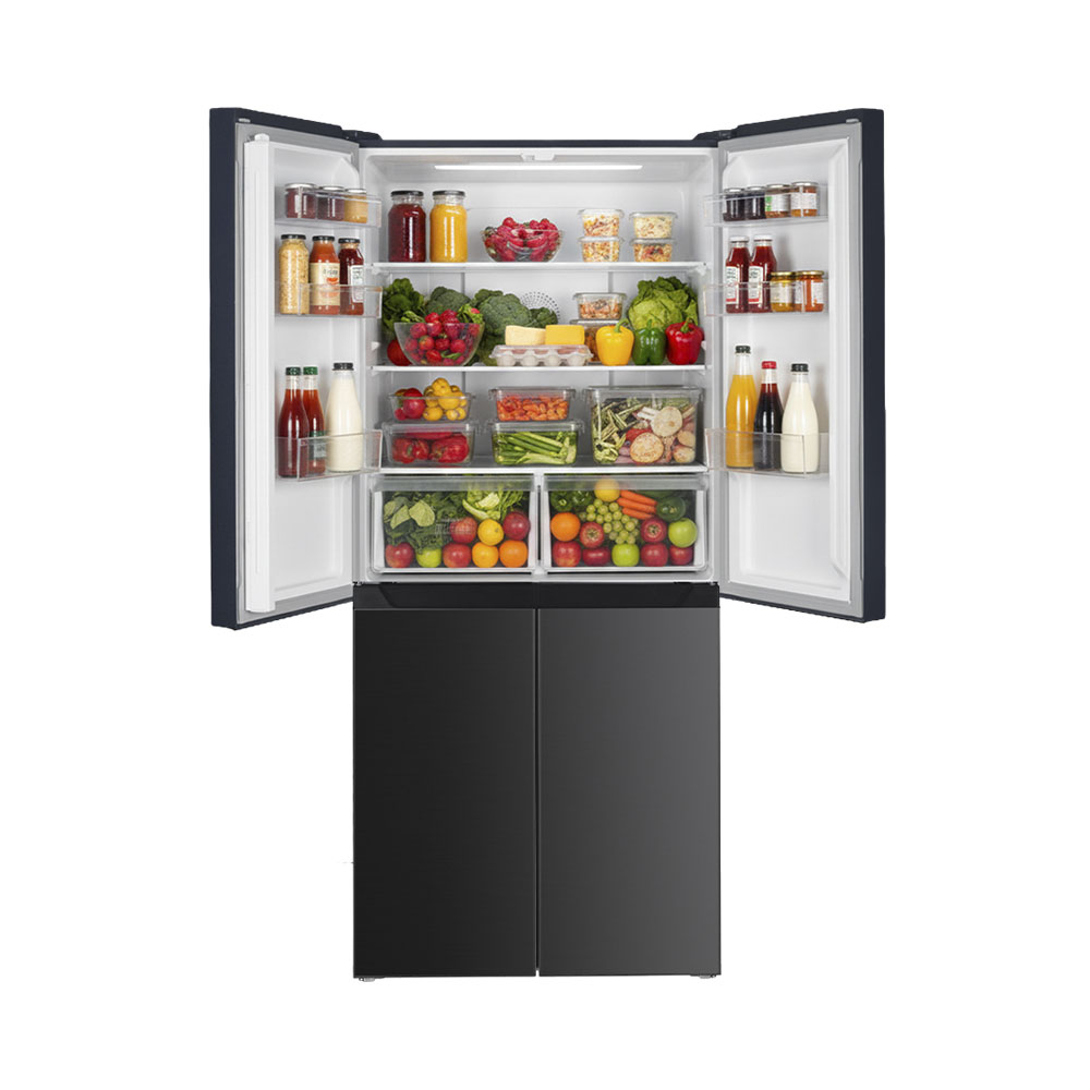 Offener Kühlschrank mit Lebensmitteln. Links und rechts sind Fächer mit Obst, Gemüse und Getränken.