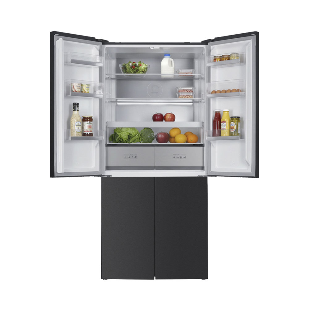 Ein offener schwarzer Kühlschrank mit Lebensmitteln wie Salat, Äpfeln, Orangen und Flaschen.