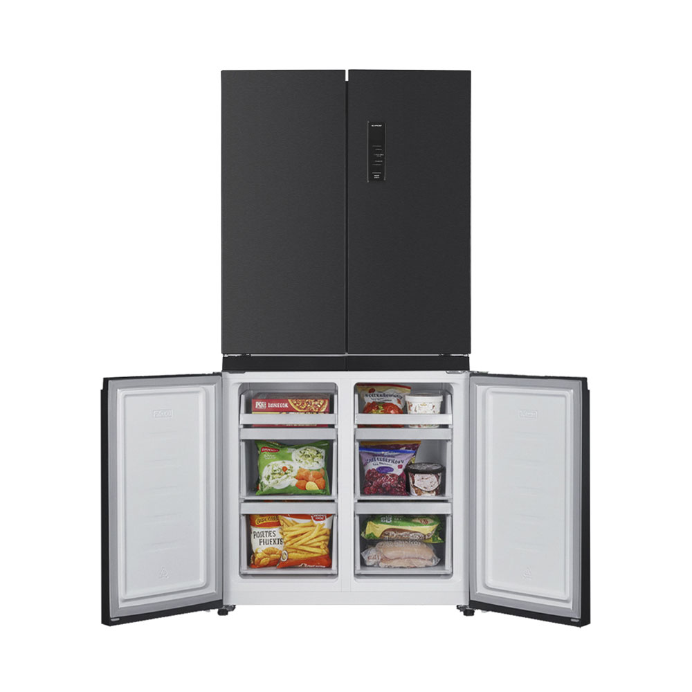 Ein schwarzer Kühlschrank mit vier Türen, die untere linke geöffnet, mit gefrorenen Lebensmitteln.