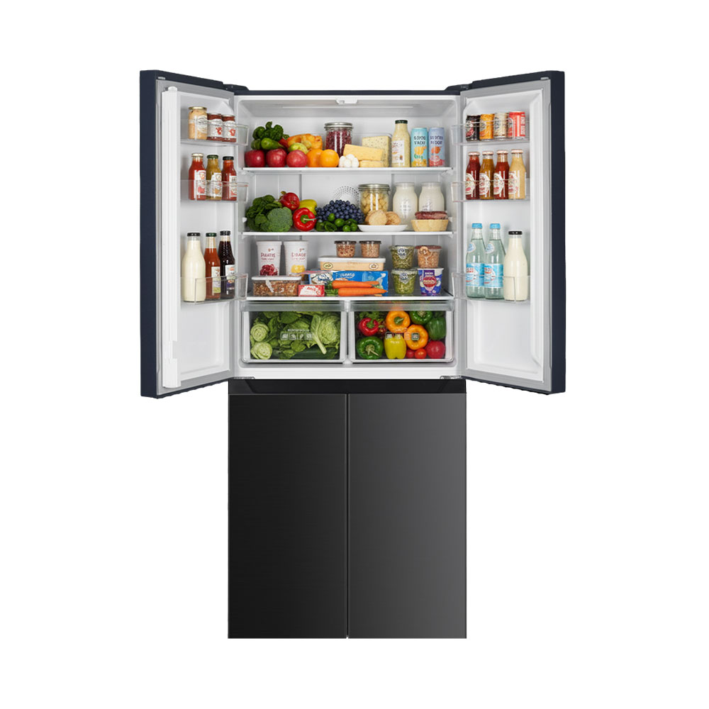 Ein offener Kühlschrank mit Lebensmitteln: Obst, Gemüse, Getränke und Behälter.