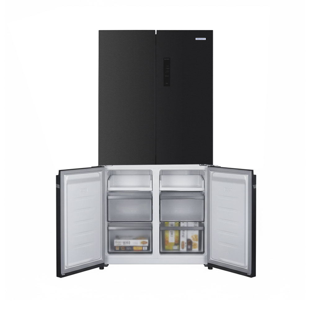 Schwarzer Side-by-Side-Kühlschrank mit geöffneten Türen, zeigt Regale und Schubladen.