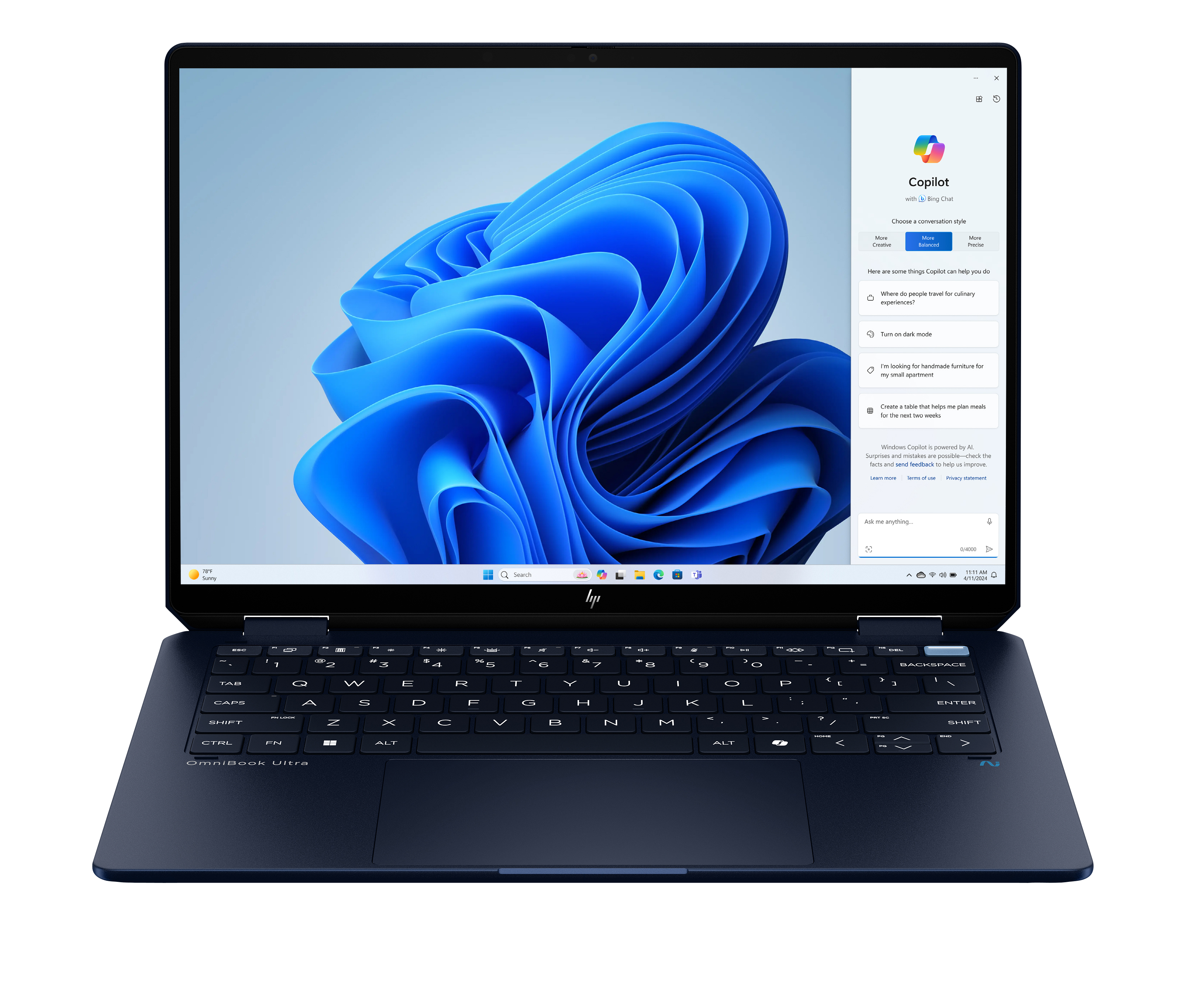Een donkerblauwe HP OmniBook laptop open, met de Windows Copilot AI-assistent.
