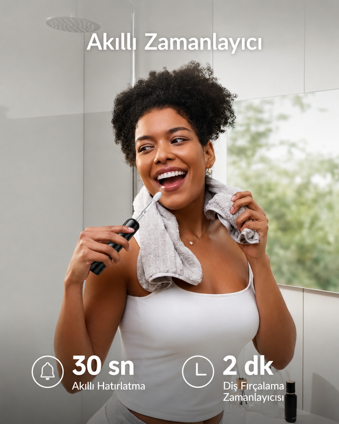Kadın banyoda elektrikli diş fırçasıyla dişlerini fırçalıyor.