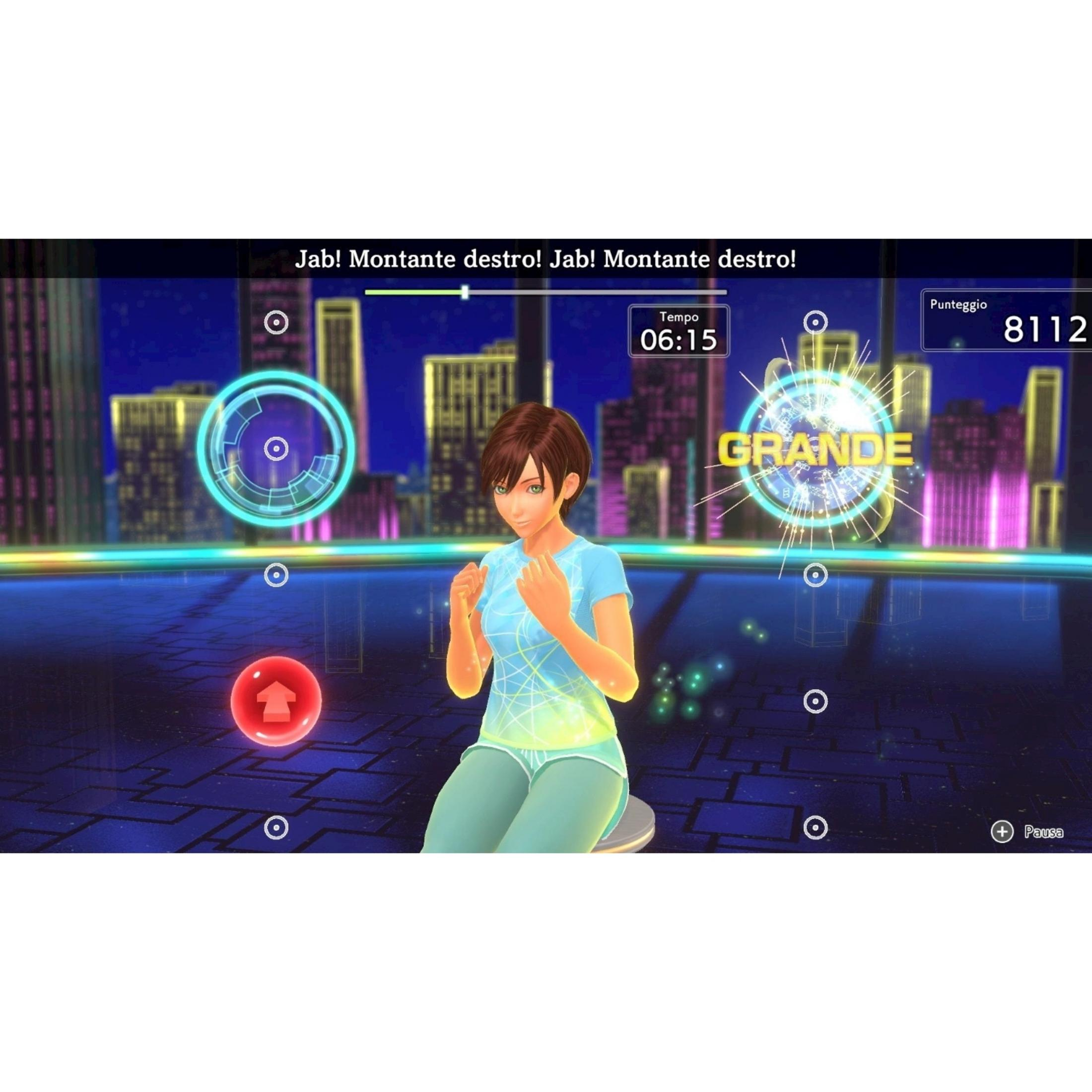 Una donna in maglietta blu e pantaloncini menta boxa davanti a una scena cittadina con luci al neon.
