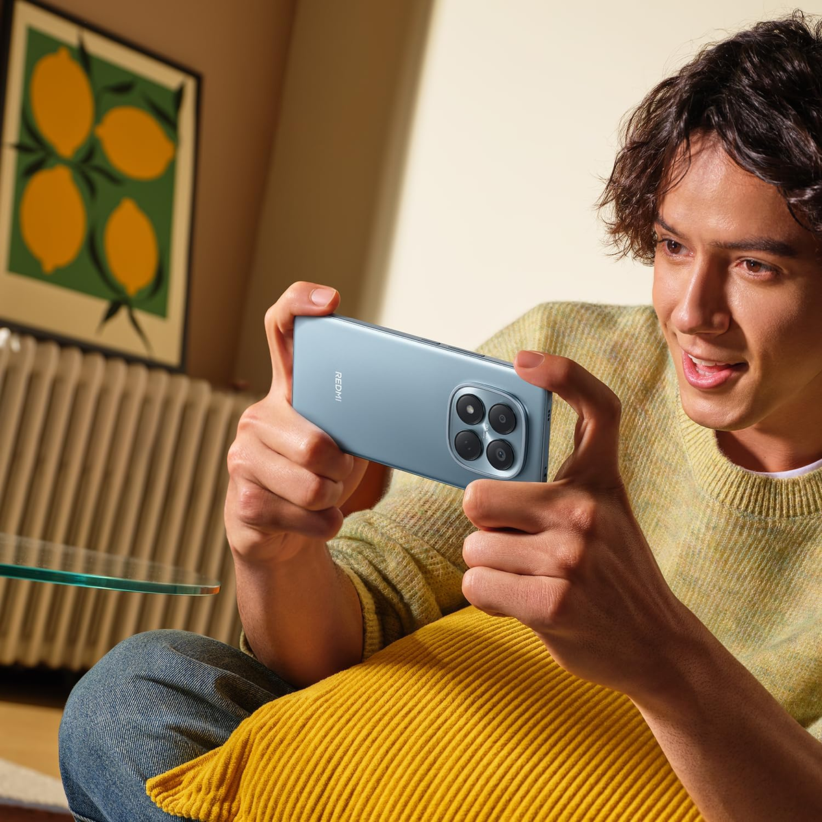Ein Mann spielt mit einem blauen Handy, das er waagerecht hält.