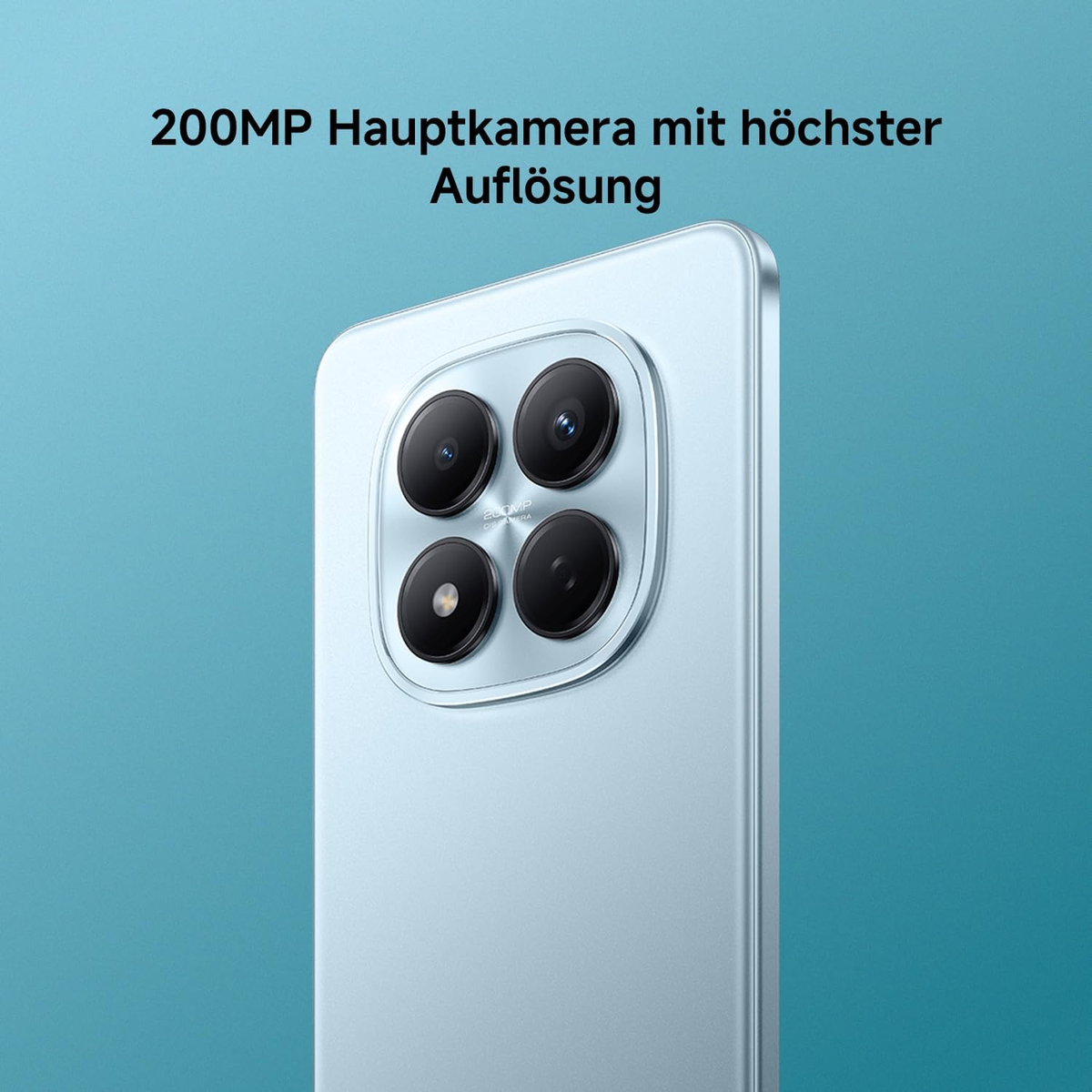 Rückseite eines hellblauen Smartphones mit vier Kameras und Text.
