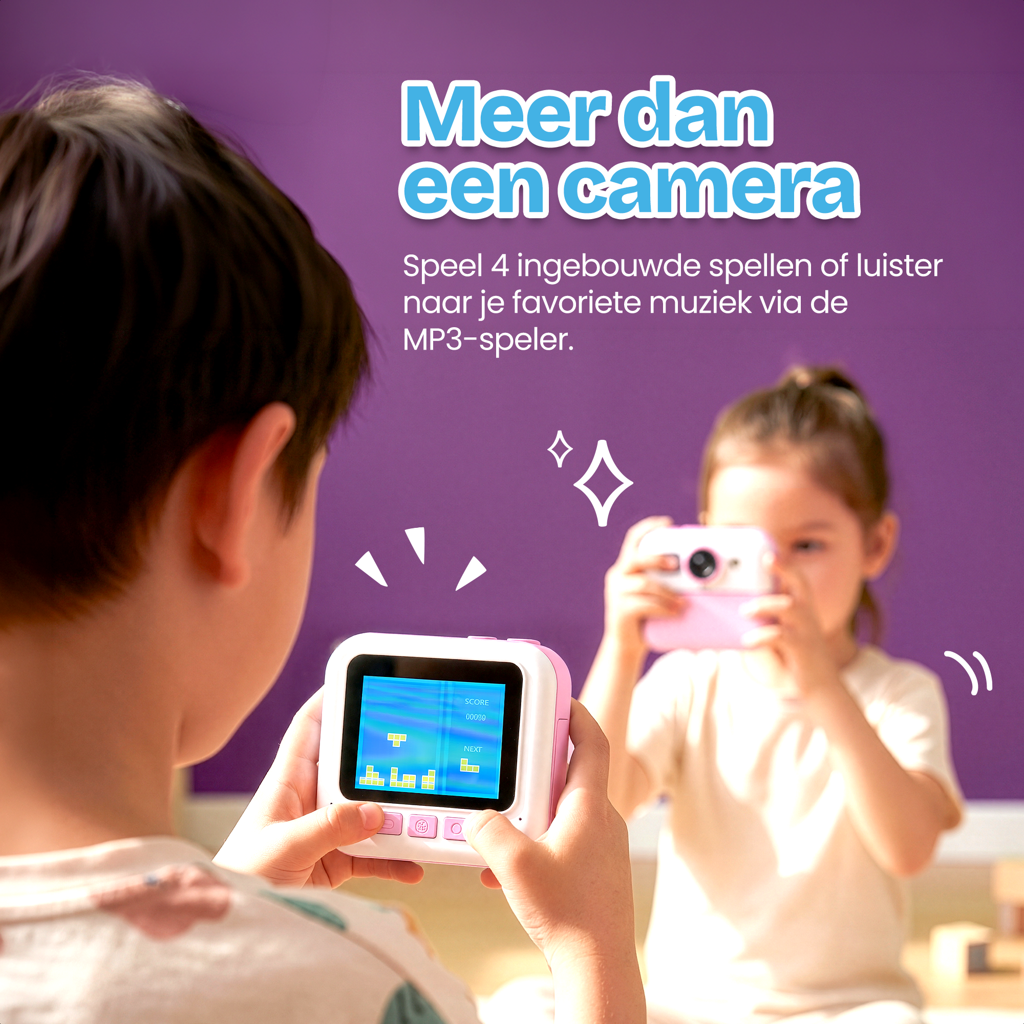 Een jongen houdt een witte camera met gekleurd scherm vast. Een meisje op de achtergrond houdt een roze camera vast.