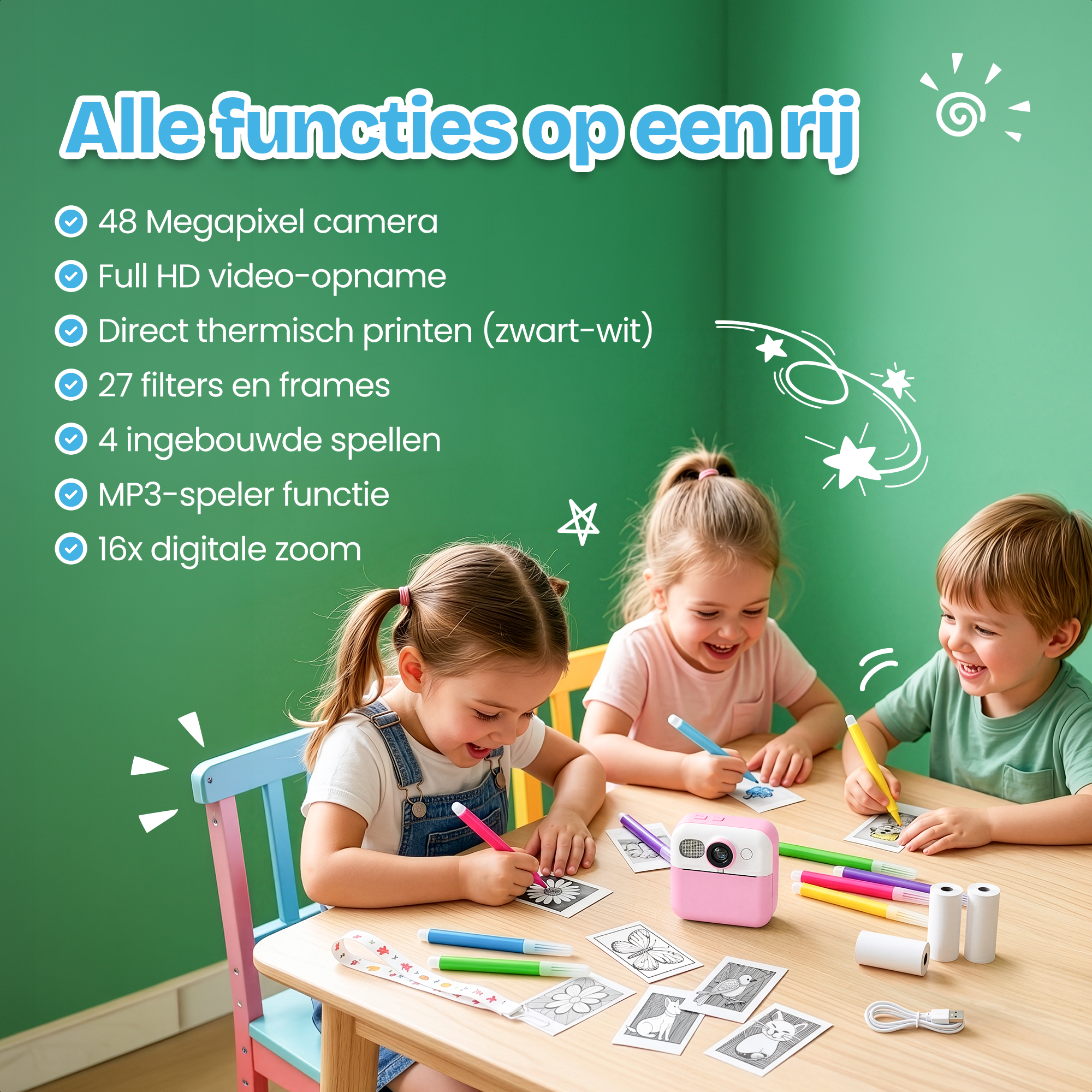 Drie kinderen tekenen met stiften op papier, een roze camera en rollen liggen op tafel.