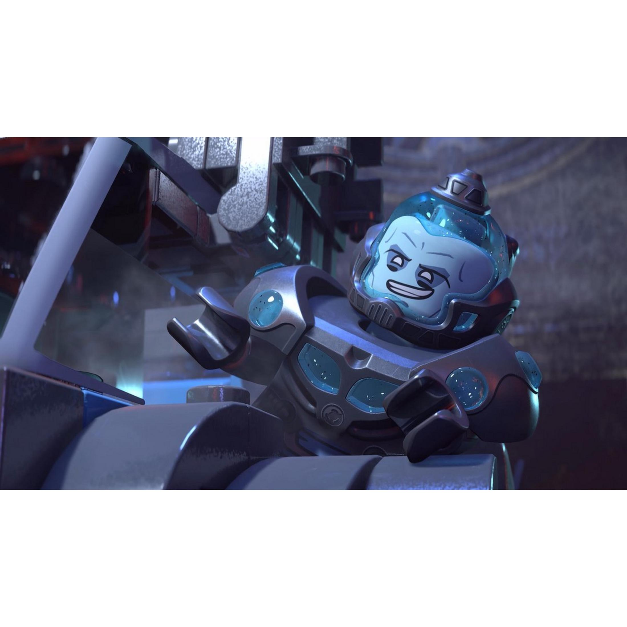 Un personaggio LEGO di Mr. Freeze in tuta blu e grigia è nell'abitacolo di un veicolo.