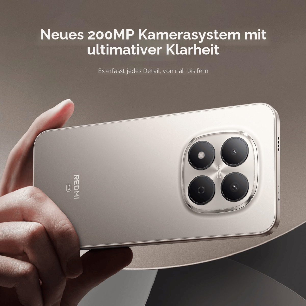 Ein helles Smartphone mit vier Kameras wird von einer Hand gehalten.