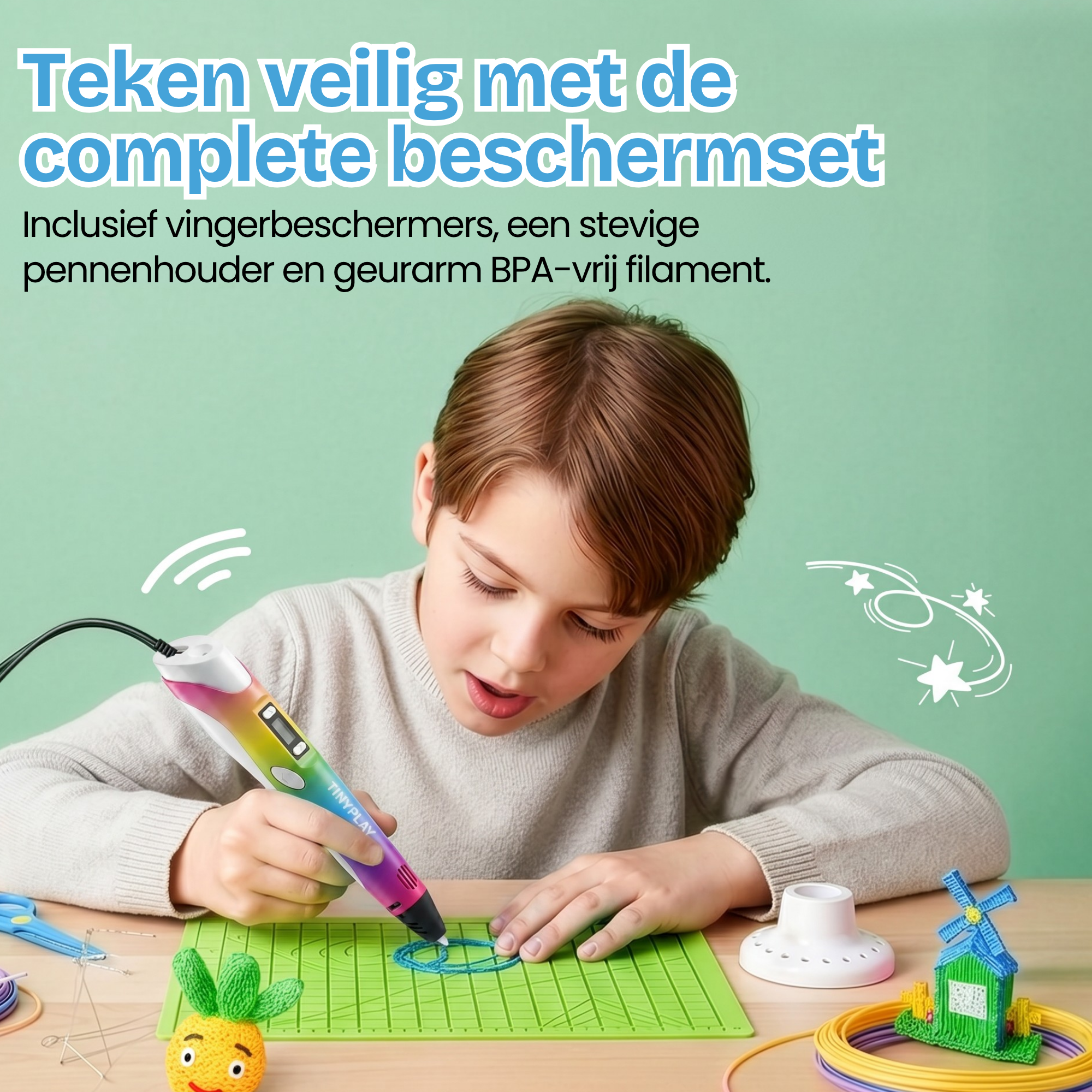 Een jongen gebruikt een kleurrijke 3D-pen om op een groene mat te tekenen. Accessoires liggen rond.