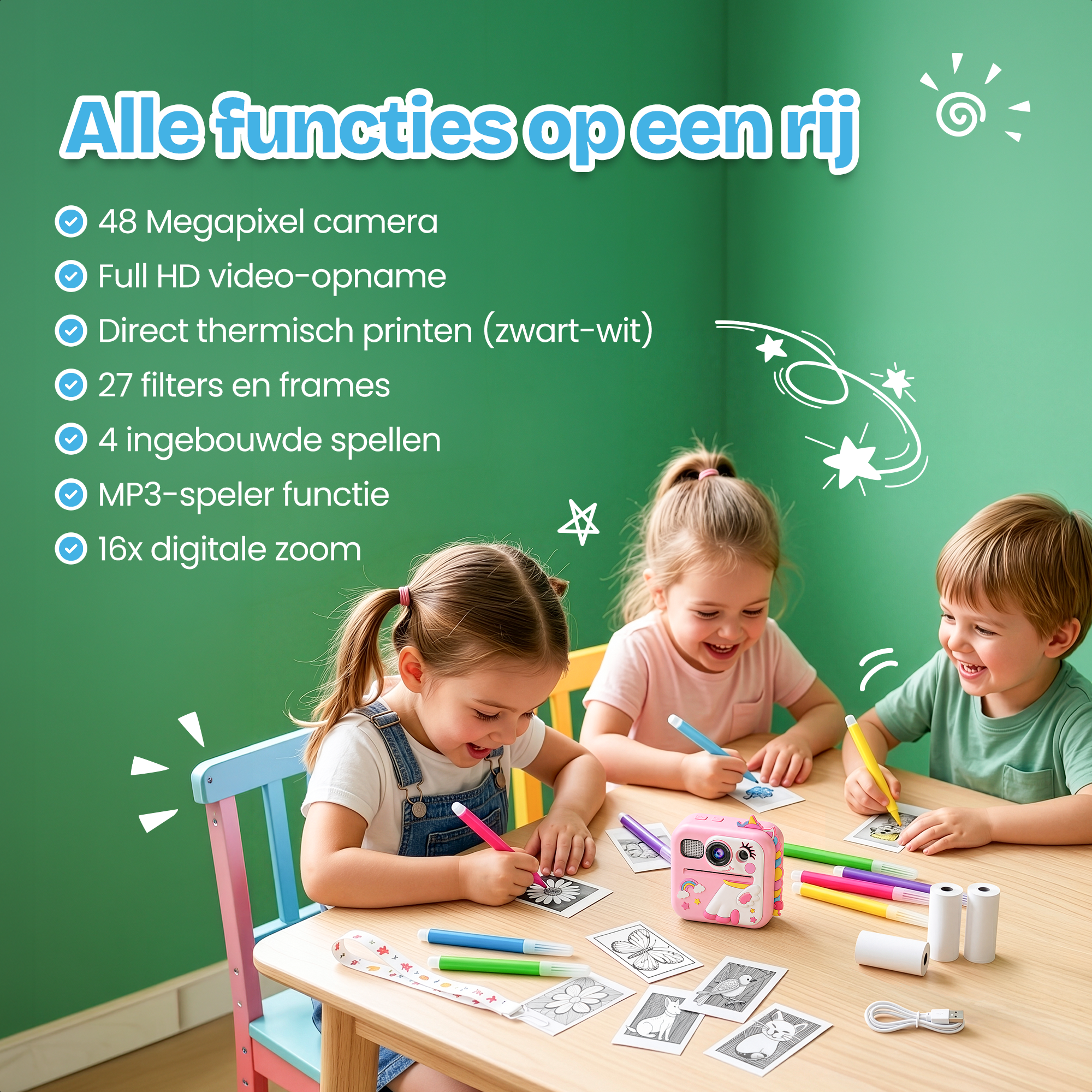 Drie kinderen tekenen aan tafel met een roze camera en stiften.