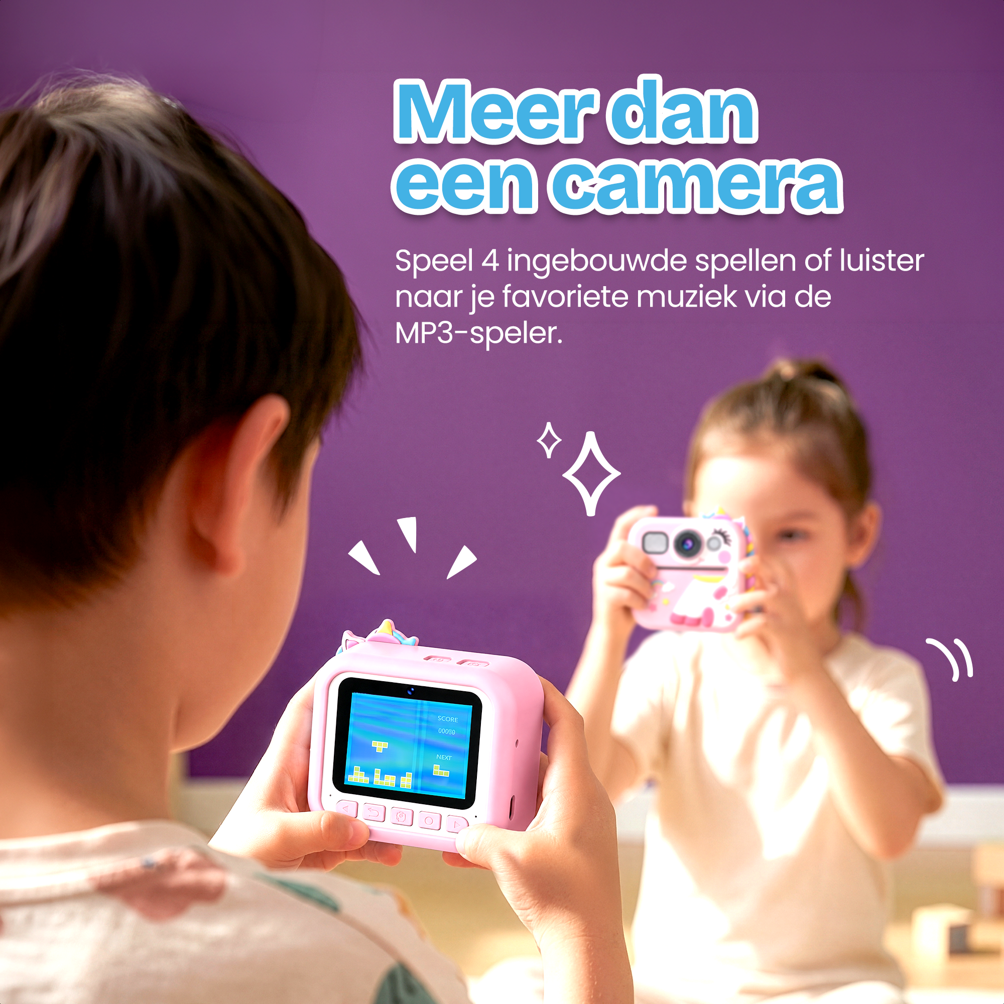 Twee kinderen spelen met roze camera's voor een paarse achtergrond.