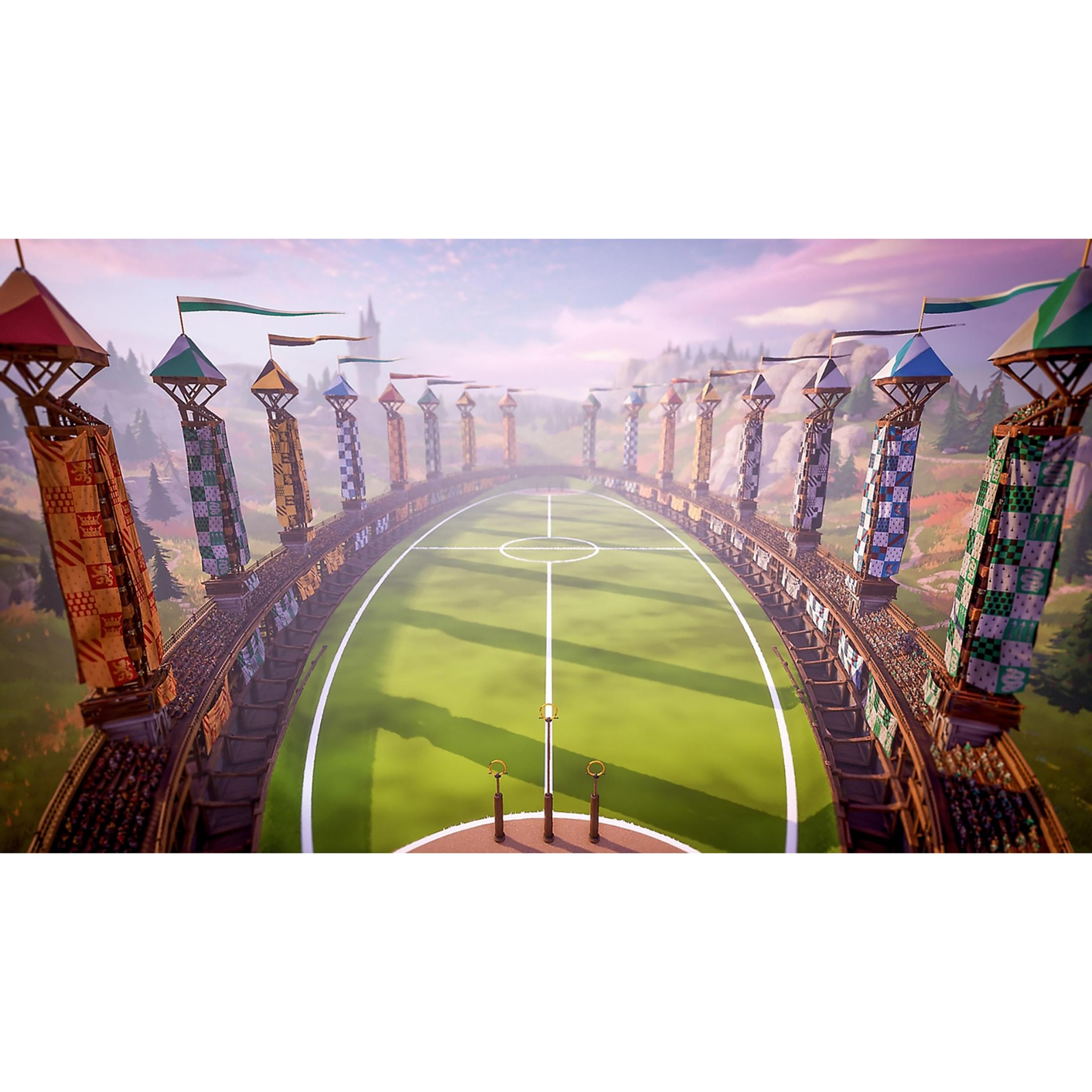 Uno stadio di Quidditch con campi verdi, tribune e bandiere al tramonto.