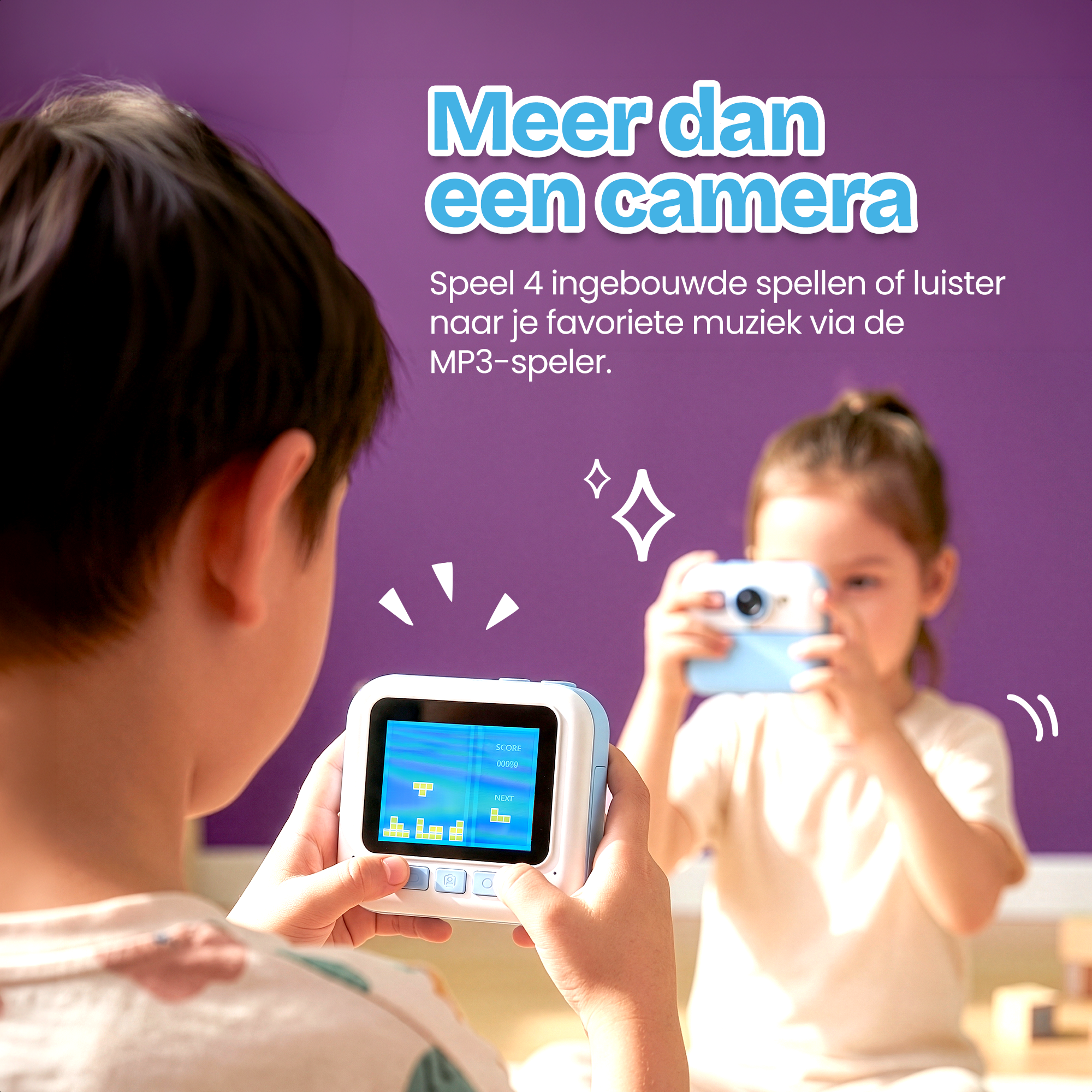 Twee kinderen spelen met een camera en een spelapparaat met een Tetris-achtig spel.