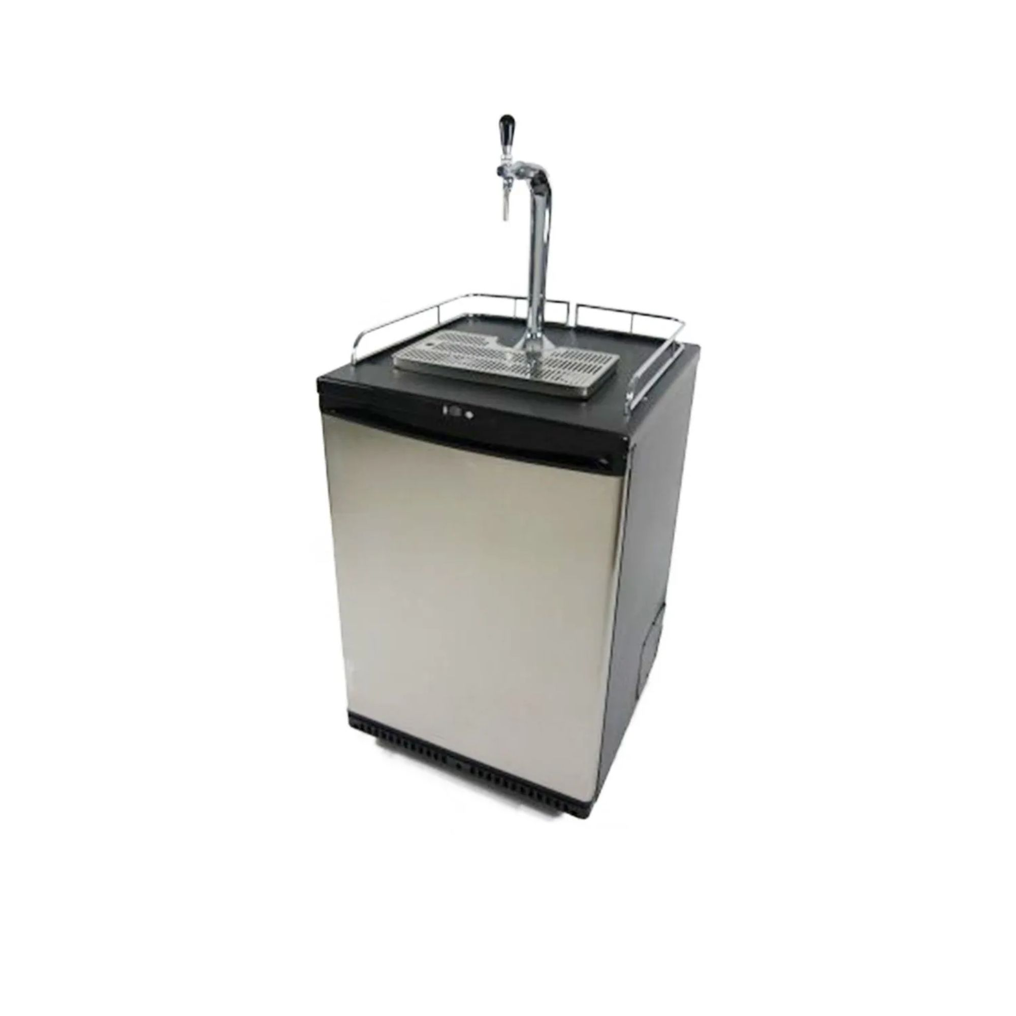 Un petit réfrigérateur argenté avec un robinet à bière et un plateau.