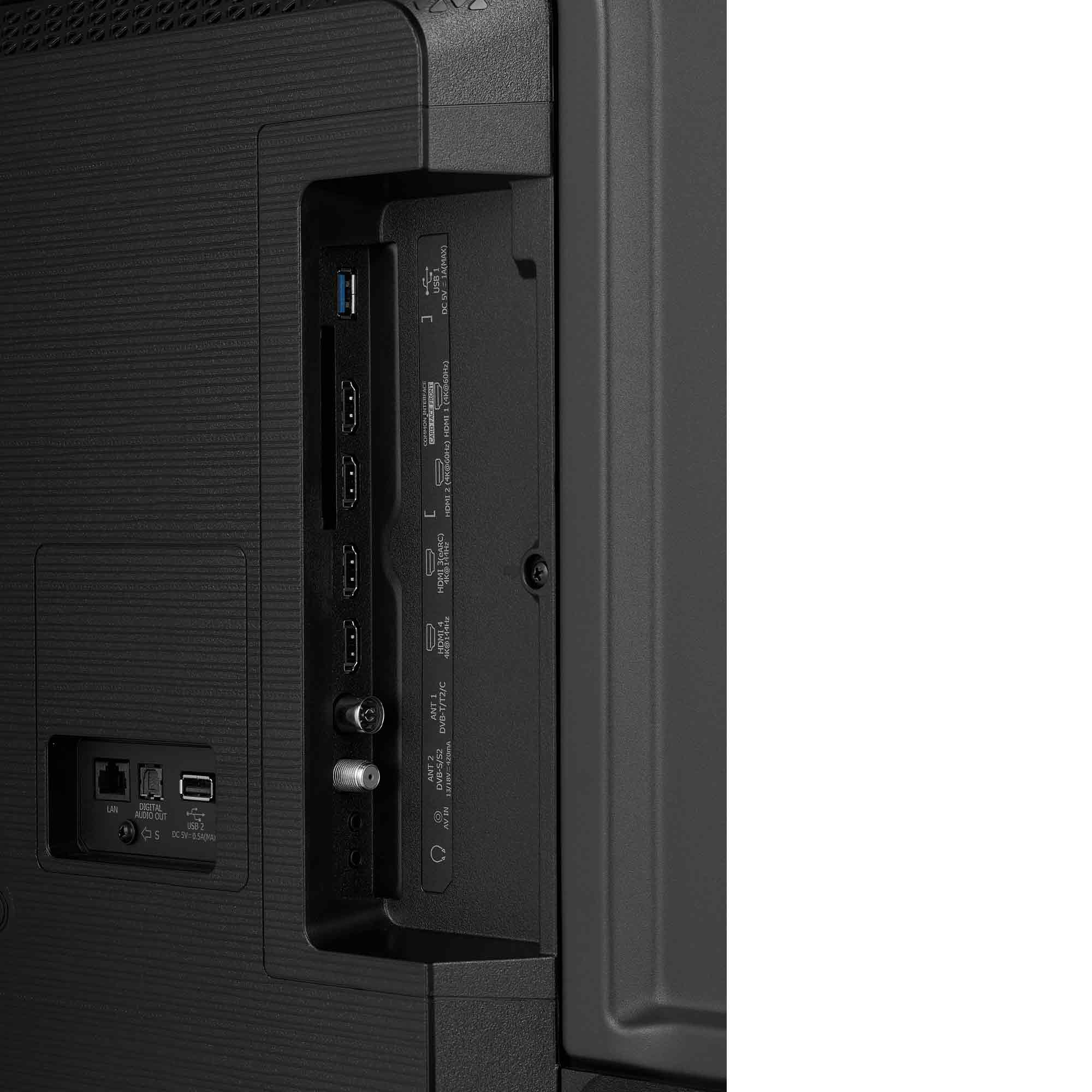 Rückseite eines Fernsehers mit verschiedenen Anschlüssen: USB, HDMI, LAN und Antenneneingängen.
