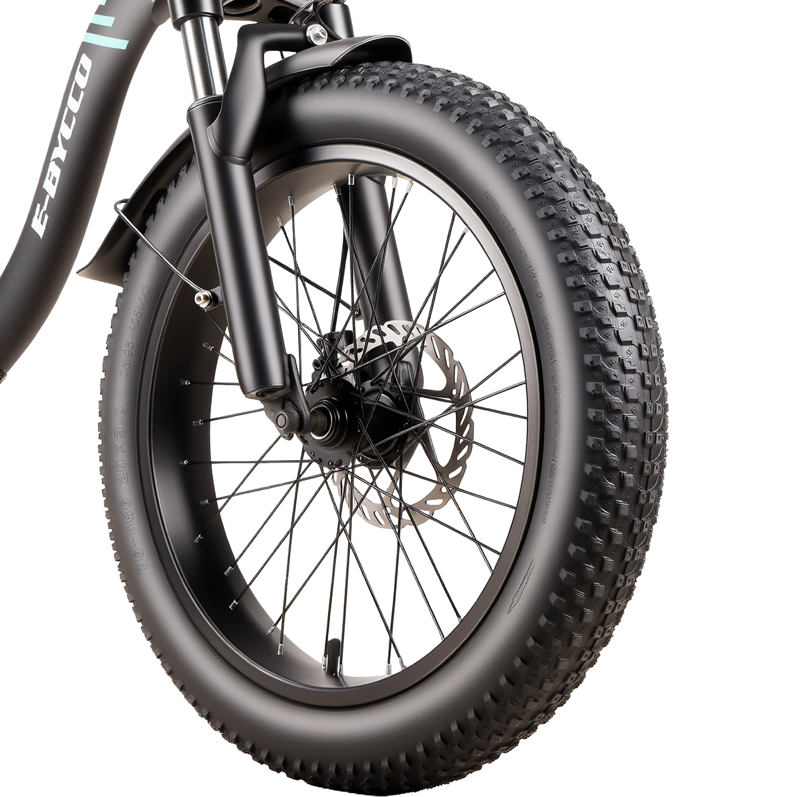 Ruota anteriore di una e-bike nera con pneumatici larghi, freno a disco e sospensioni.