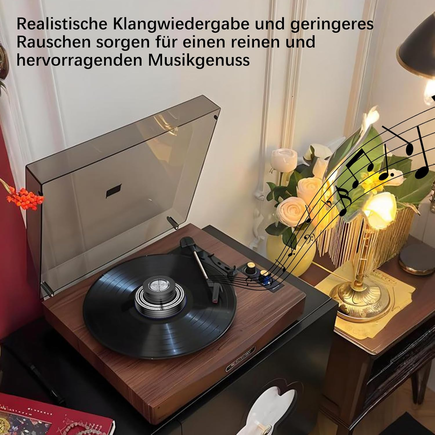 Ein Plattenspieler mit einer schwarzen Schallplatte, daneben ein Blumenstrauß und Noten.