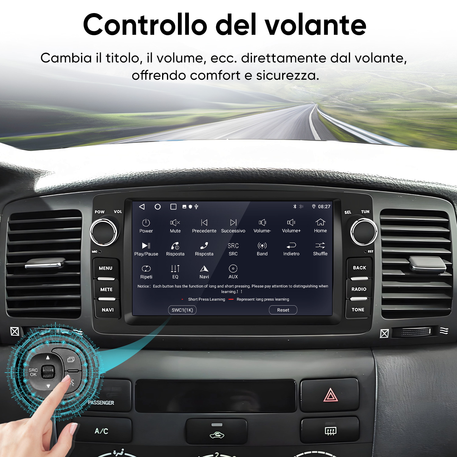 Una mano tocca il comando al volante, visualizzato sul cruscotto di un'auto.