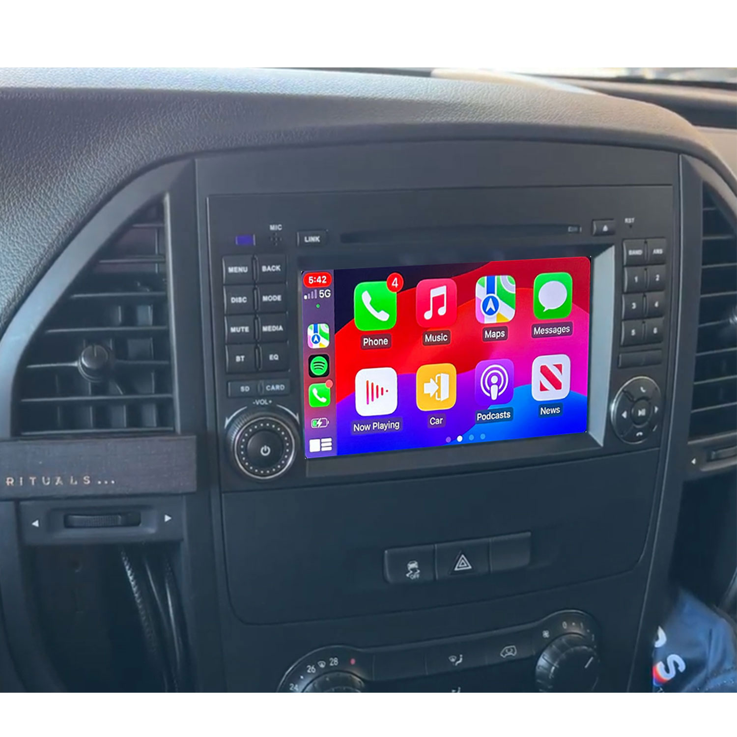 Uno schermo di infotainment per auto mostra icone di app come Telefono, Musica e Mappe.