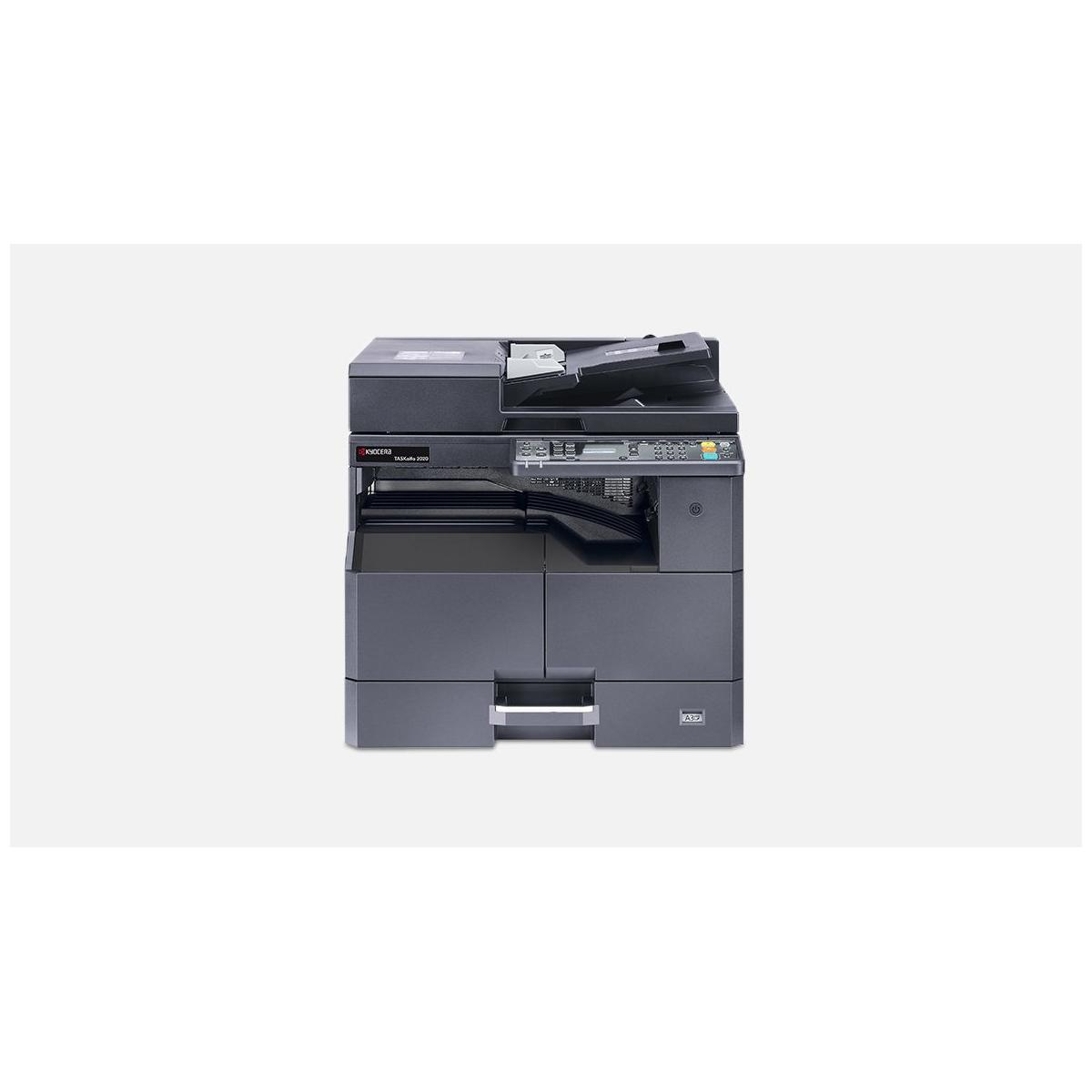 Una stampante Kyocera Taskalfa 2020 nera su sfondo bianco.
