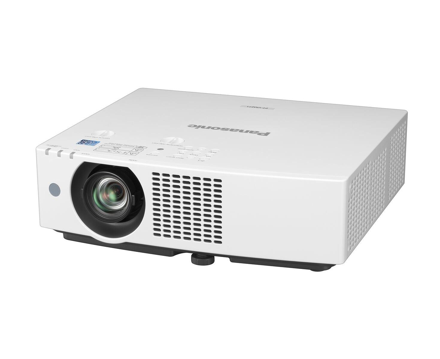 Ein weißer Panasonic-Projektor mit einem Objektiv und Lüftungsschlitzen, auf weißem Hintergrund.