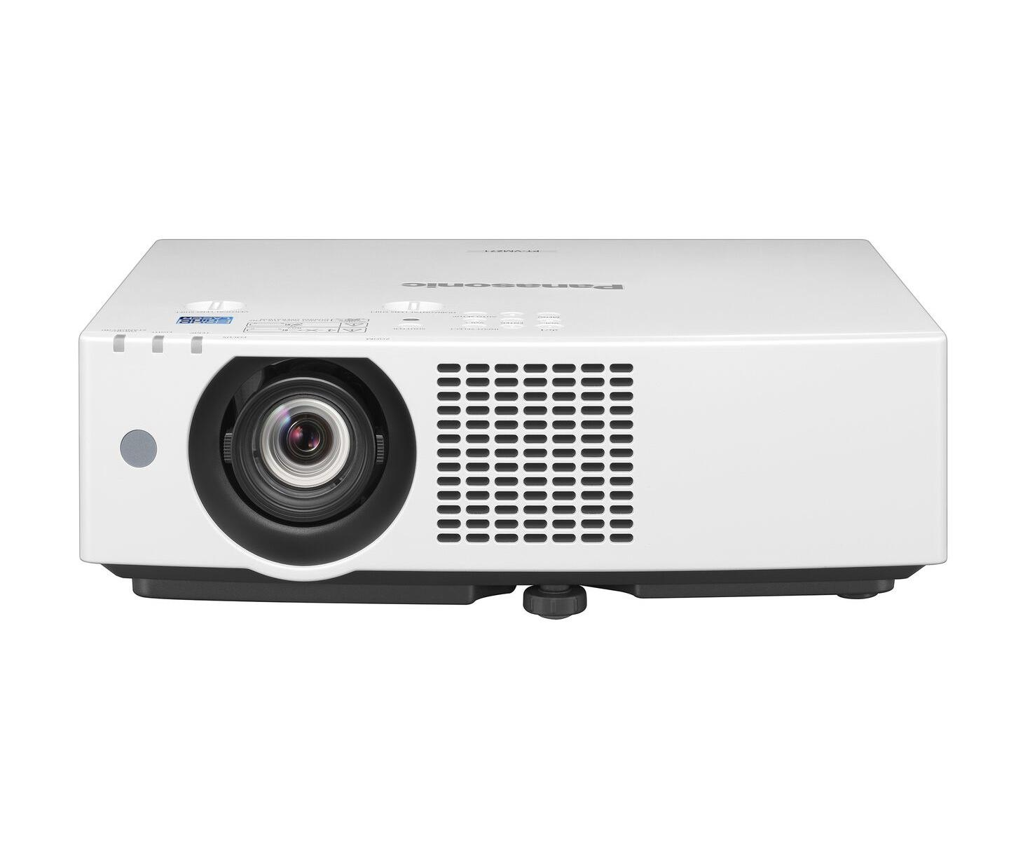 Ein weißer Panasonic Projektor mit Linse und Lüftungsschlitzen.