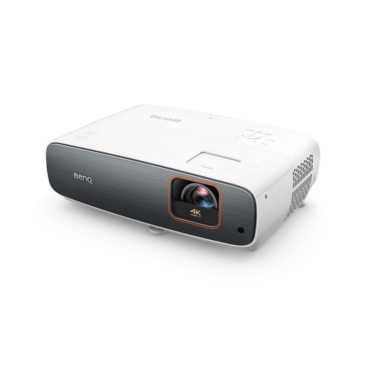 Un proyector BenQ 4K HDR blanco con frontal gris y anillo naranja alrededor de la lente.