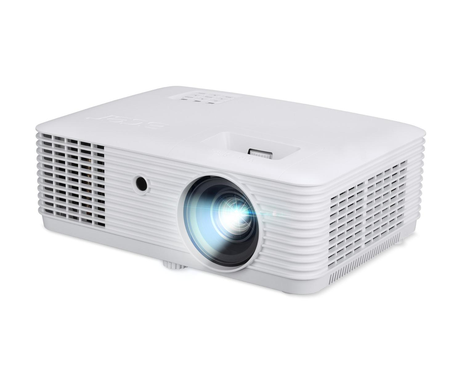 Een witte Acer projector met zijn lens die felblauw licht uitstraalt, op witte achtergrond.
