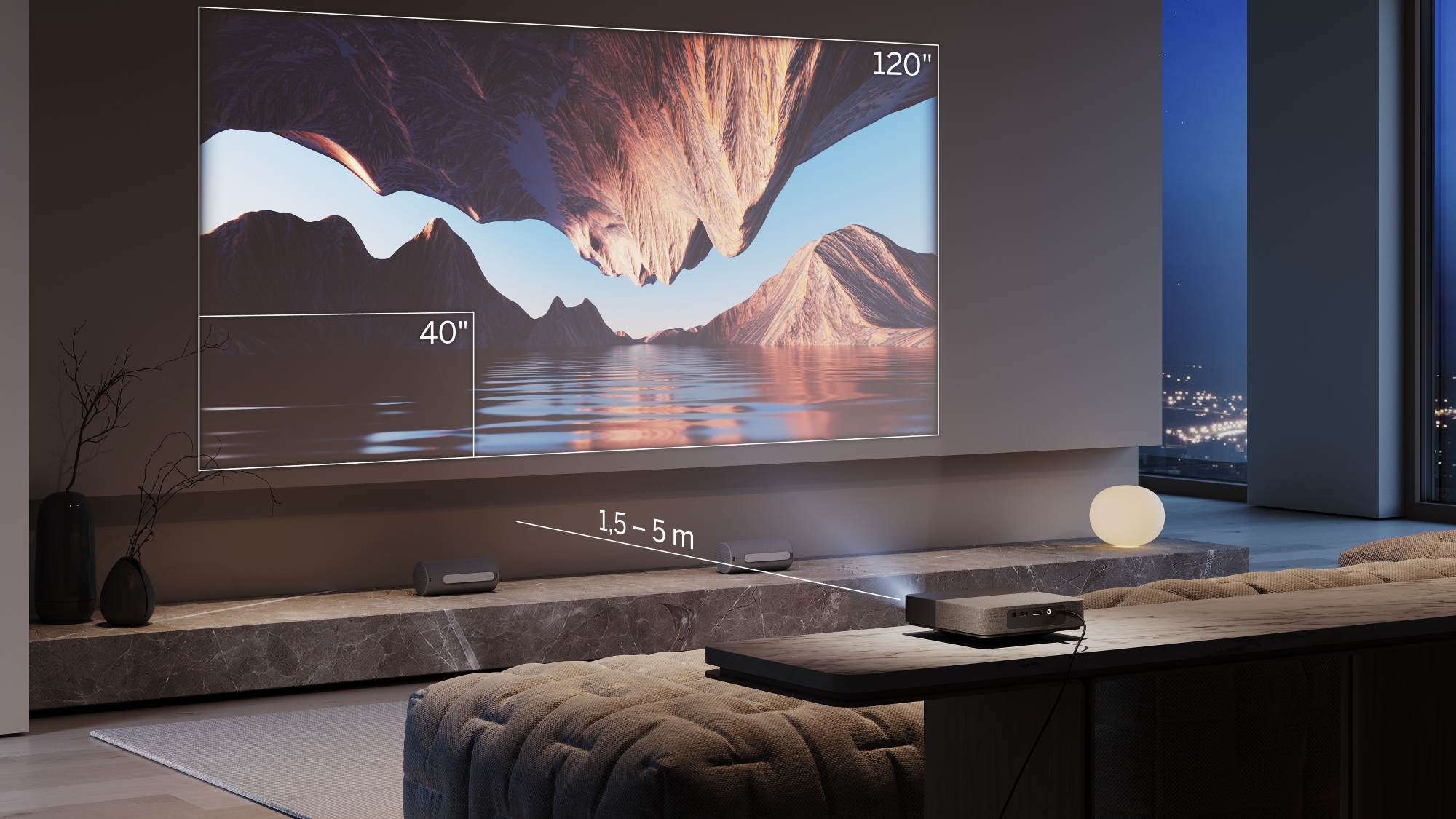Ein Projektor wirft ein Bild auf eine Leinwand mit Berg- und Wasserlandschaft.