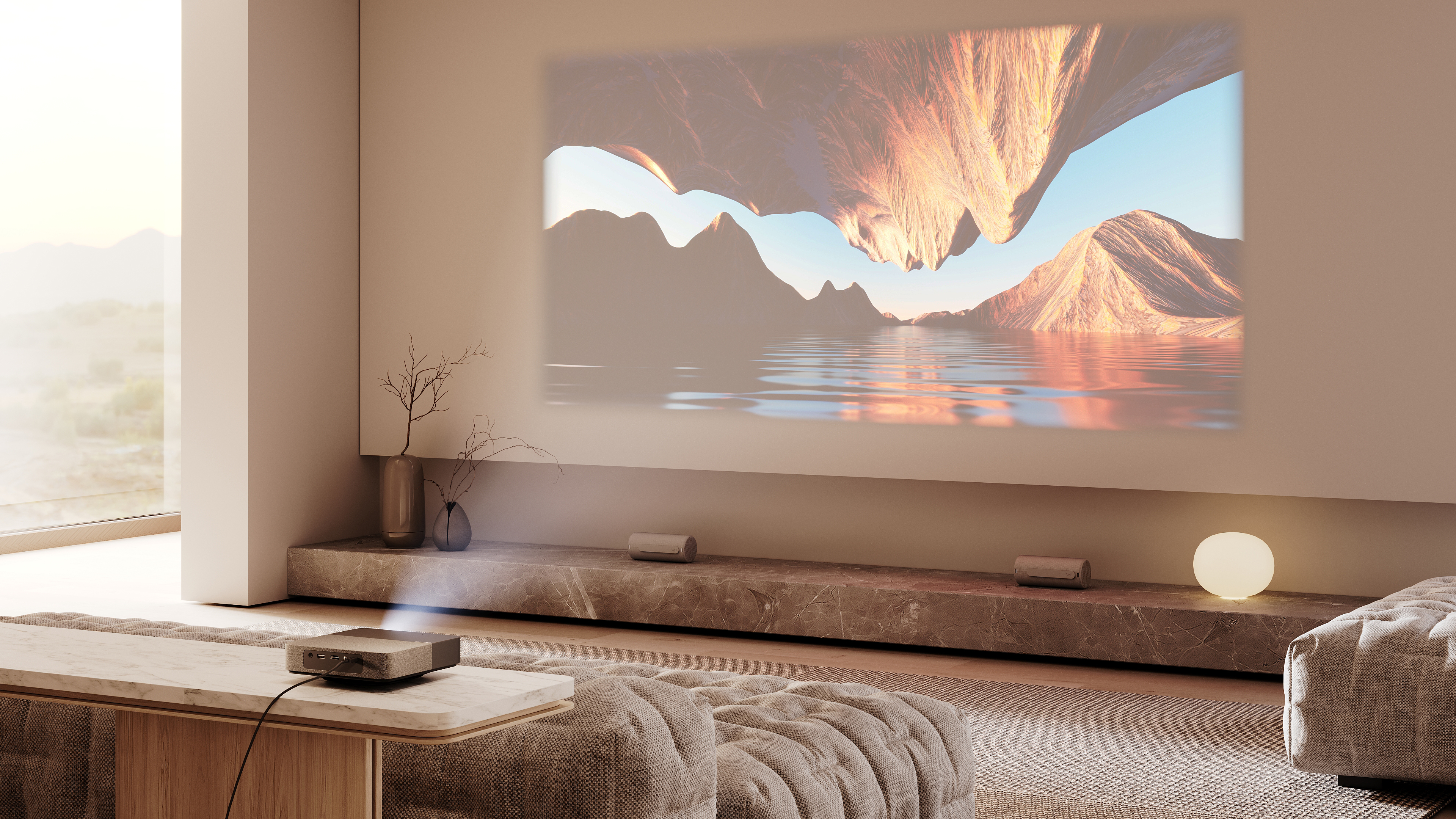 Projektor wirft Bild von Bergen über See auf Leinwand in modernem Wohnzimmer.