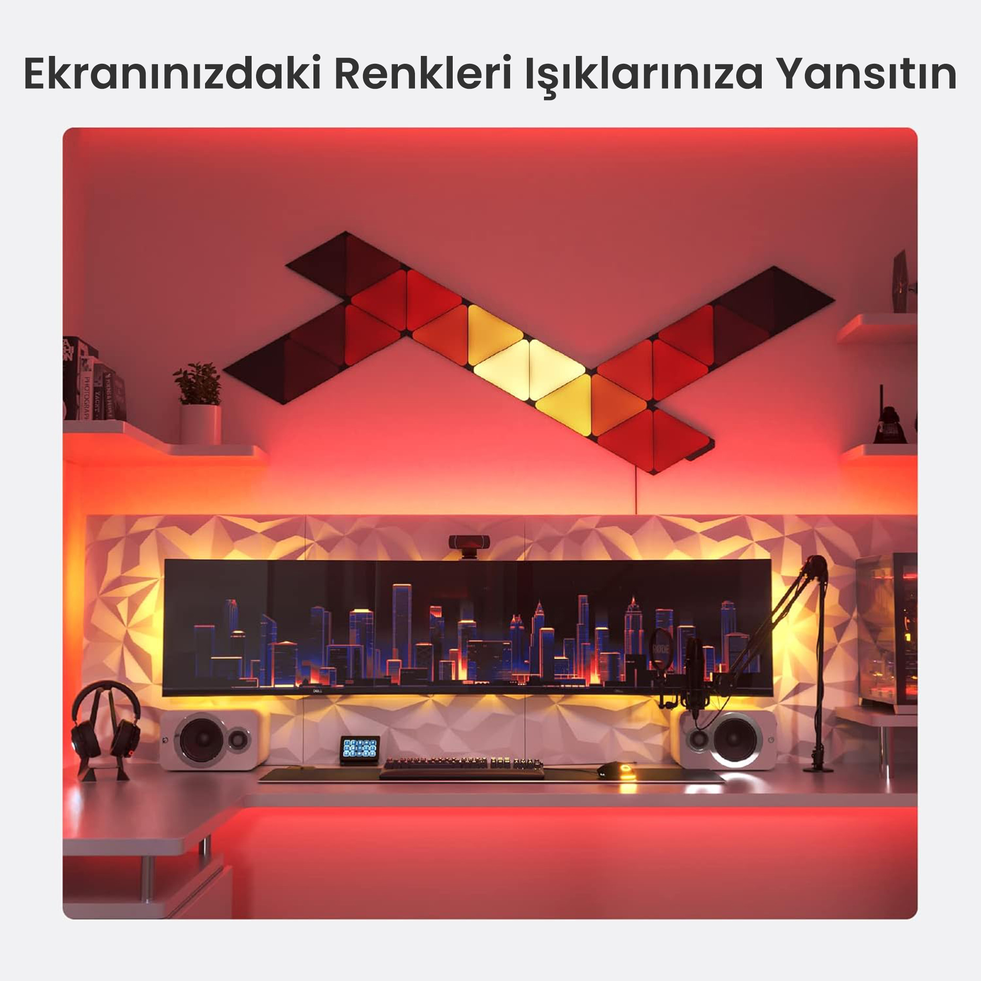 Şehir manzarası gösteren bir monitör ve üçgen ışıkların olduğu bir masa.