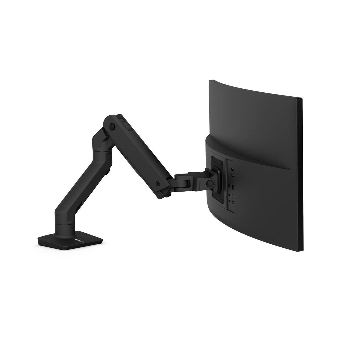 Un braccio per monitor nero tiene un monitor nero curvo, isolato su bianco.