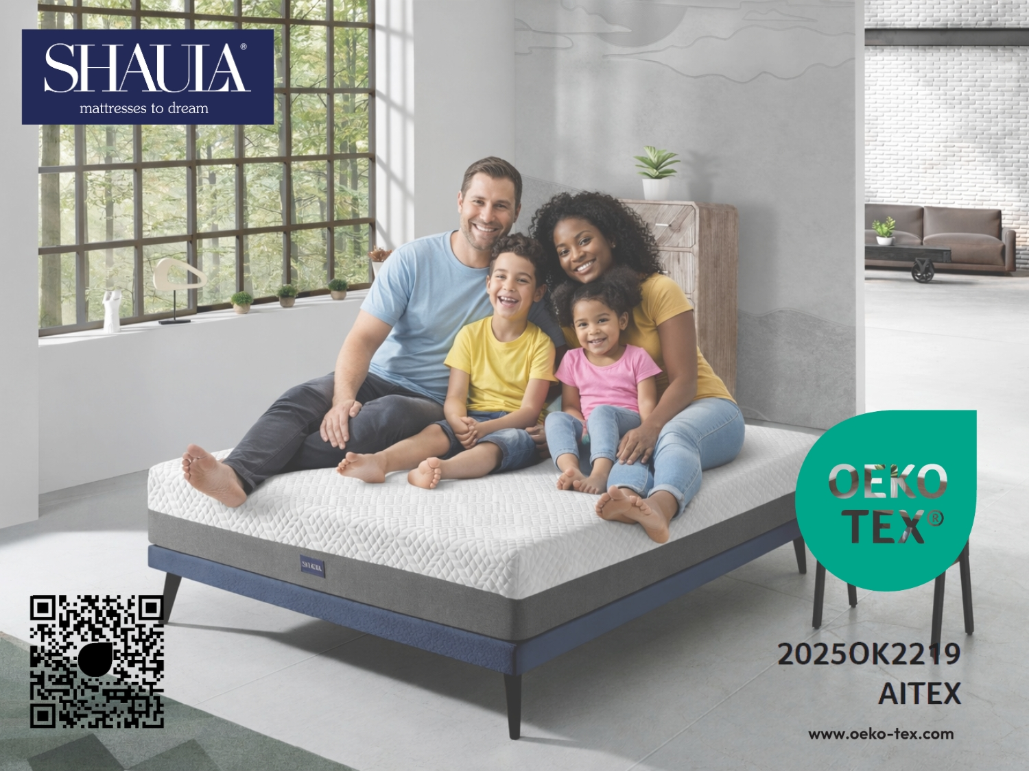 Una familia se sienta en un colchón en una habitación luminosa con ventanas grandes.