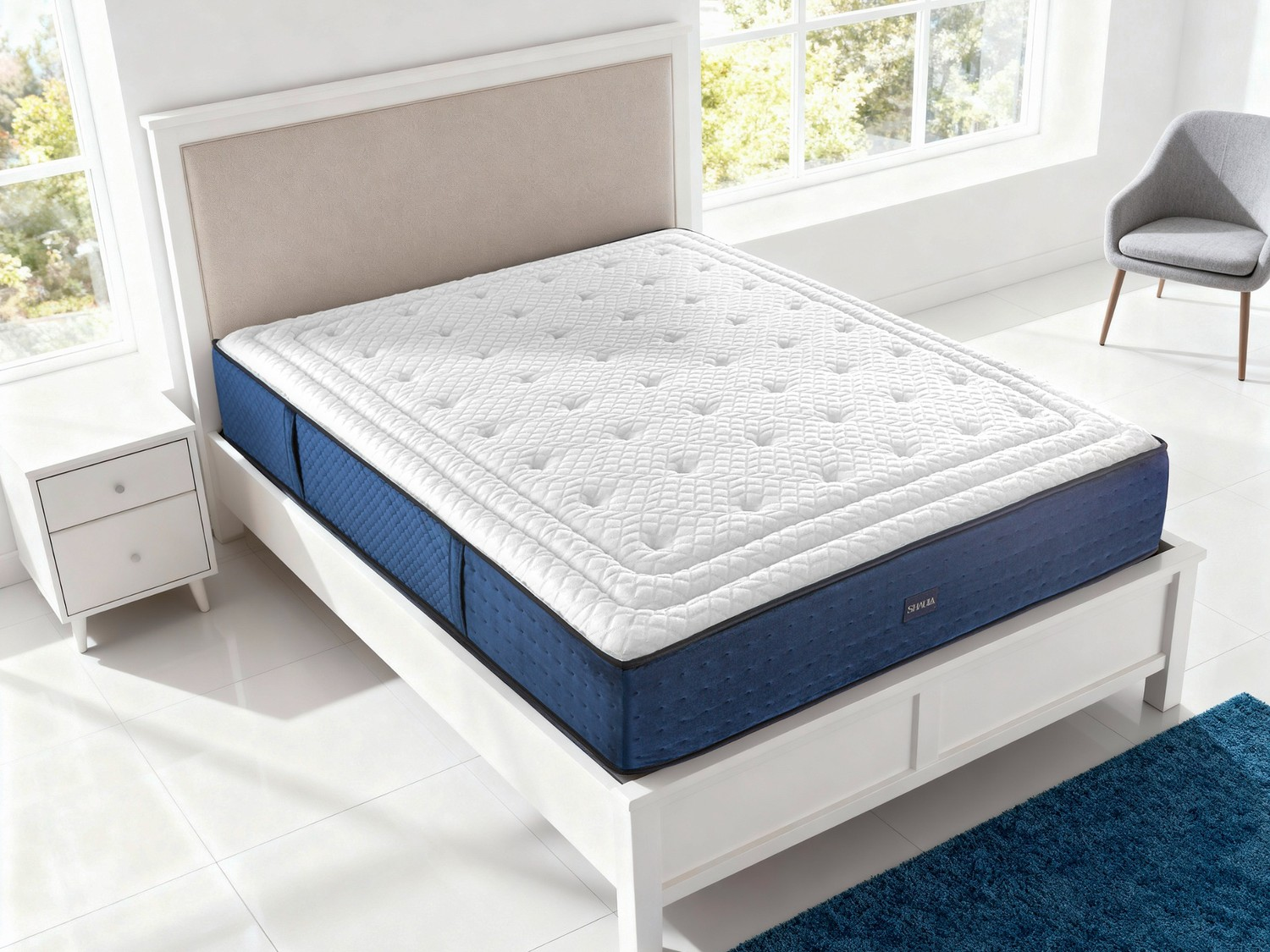 Una cama blanca con colchón azul y cabecero beige está en un dormitorio.