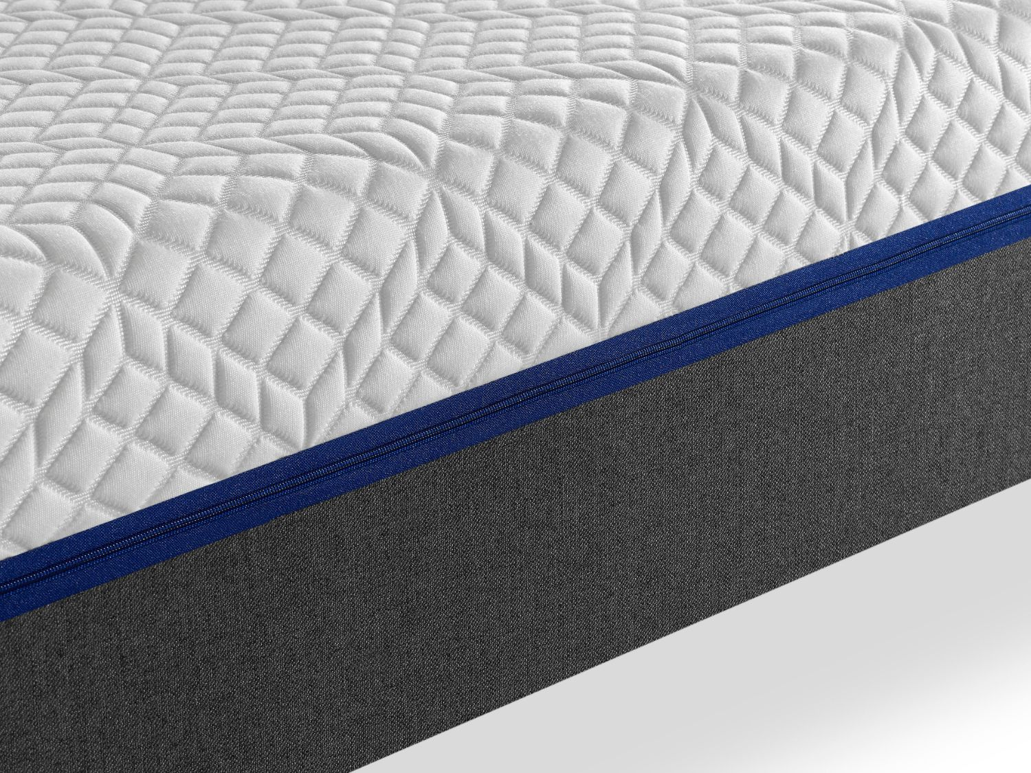 Funda de colchón blanca con patrón de rombos y ribete azul sobre tela gris.