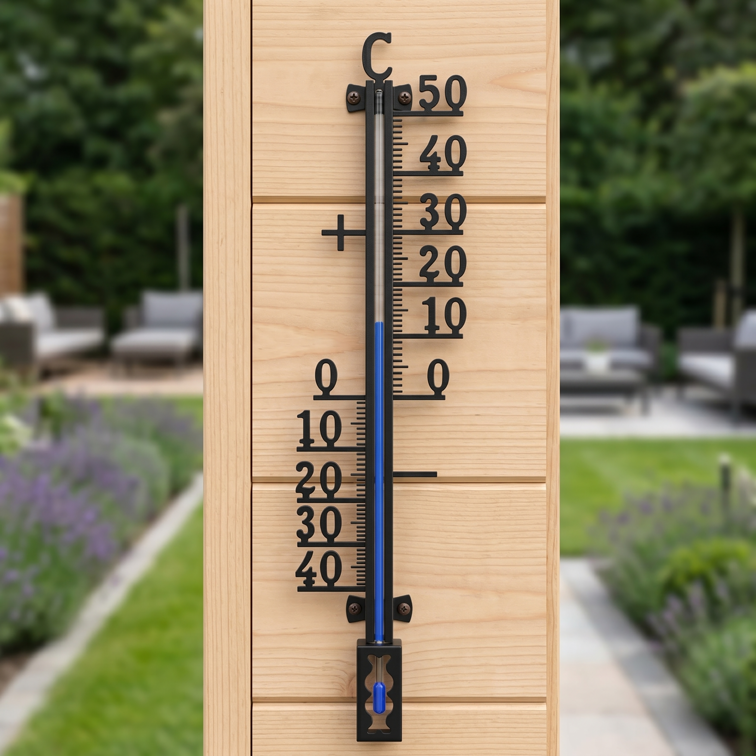 Ein Thermometer zeigt 23 Grad Celsius an, im Hintergrund ein Garten.