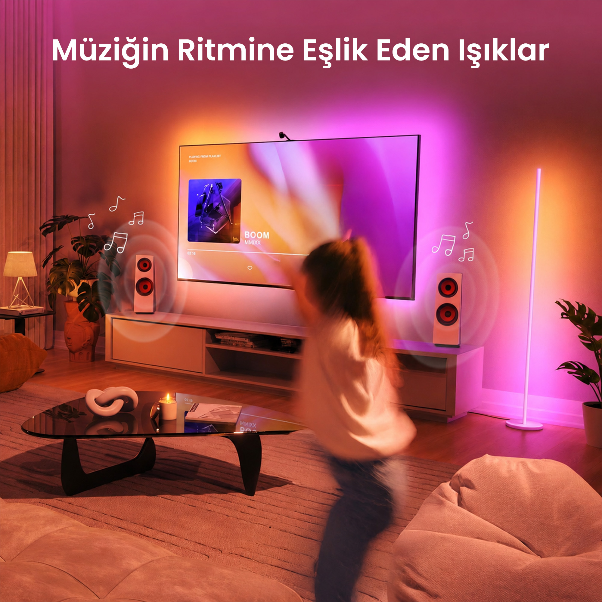 Renkli ışıklar ve hoparlörlerin olduğu odada bir kız dans ediyor.