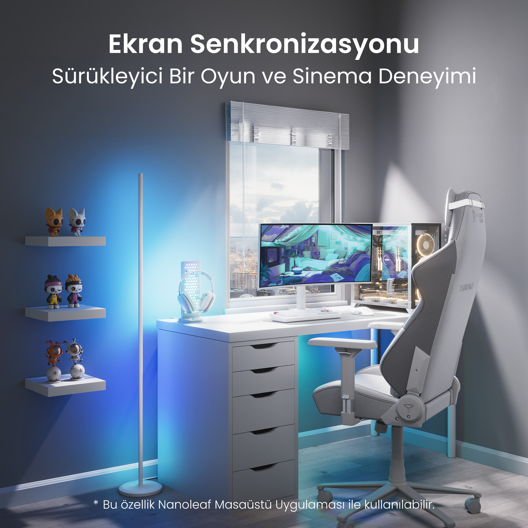 Çift monitörlü, beyaz masalı, oyuncu koltuklu ve mavi aydınlatmalı oyun kurulumu.